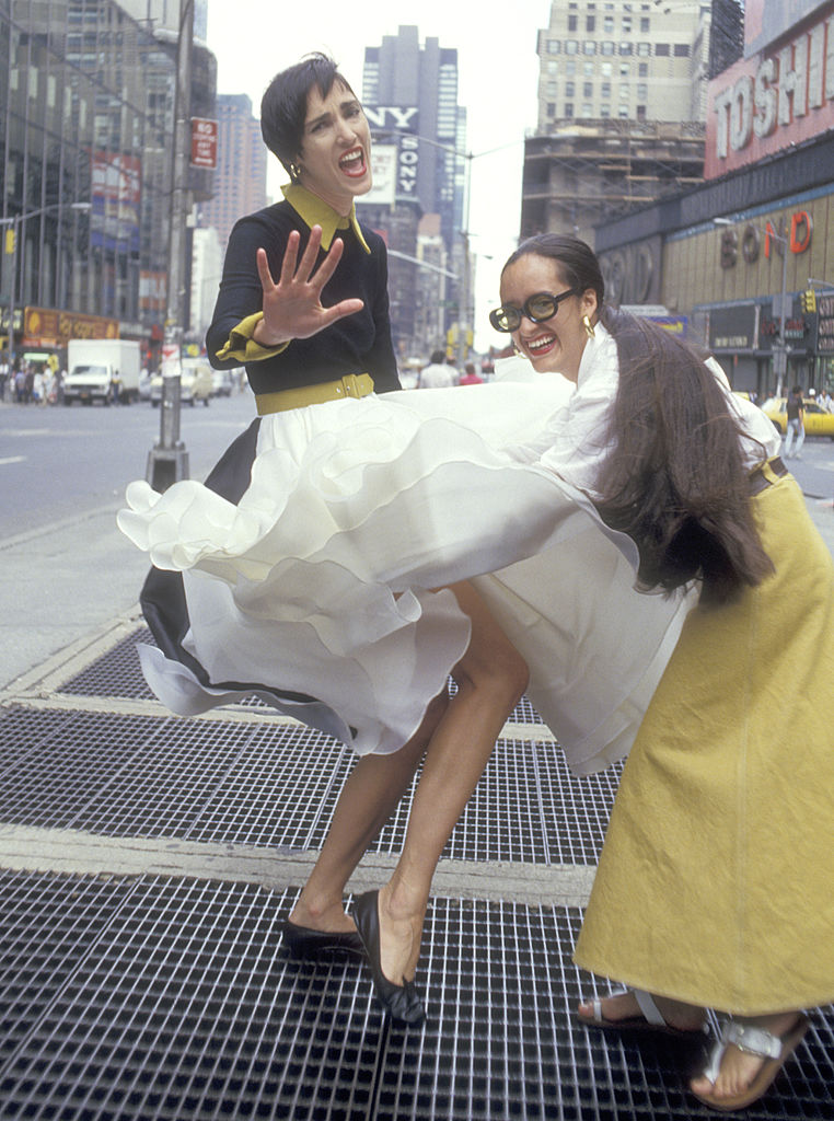 Изабель Толедо с моделью Дованной Паговской на фотосессии на Таймс-сквер в Нью-Йорке в 1987 году