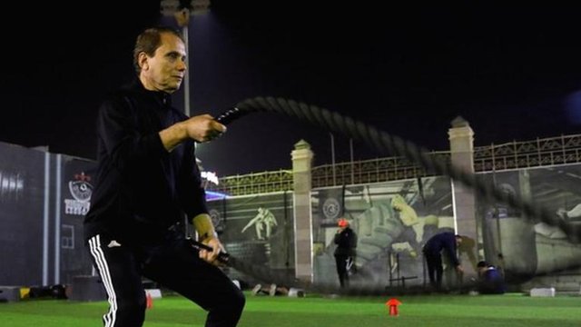 المصري عزالدين بهادر: لاعب كرة قدم سبعيني على بعد خطوة من موسوعة غينيس 1 اللاعب المصري عز الدين بهادر البالغ 75 عاماً