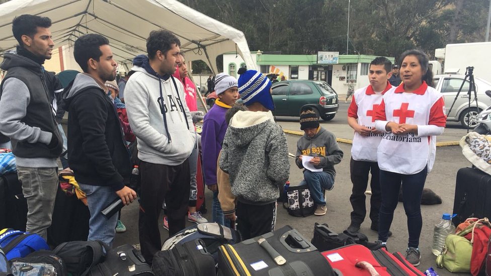 Cruz roja con migrantes venezolanos.