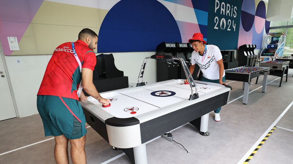 Dvojica sportista iz tima Maroka igraju stoni hokej u Olimpijskom selu