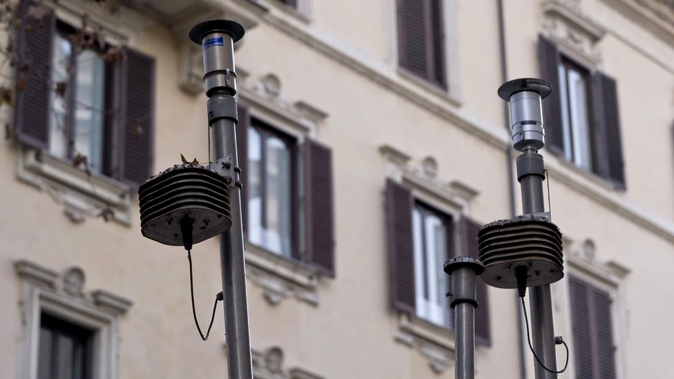 Станция мониторинга качества воздуха, которая измеряет уровень загрязнения, на площади Пьяцца Кайроли, в центре Рима, Италия