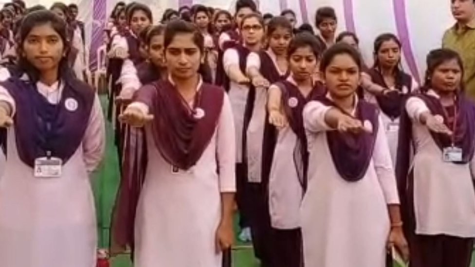 ਸਹੁੰ ਚੁੱਕਦੀਆਂ ਕੁੜੀਆਂ