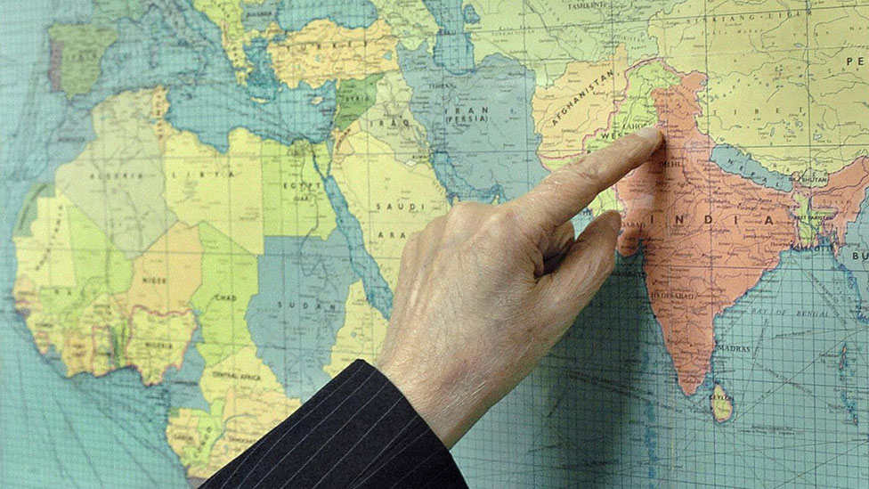 La larga frontera trazada por Cyril Radcliffe generó uno de los mayores éxodos de la historia y ahondó la violencia religiosa. Mapa