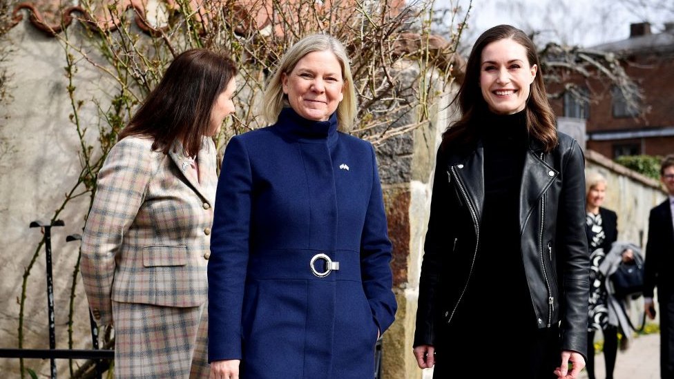 İsveç Başbakanı Magdalena Andersson ve Fin Başbakanı Sanna Marin yan yana poz veriyor