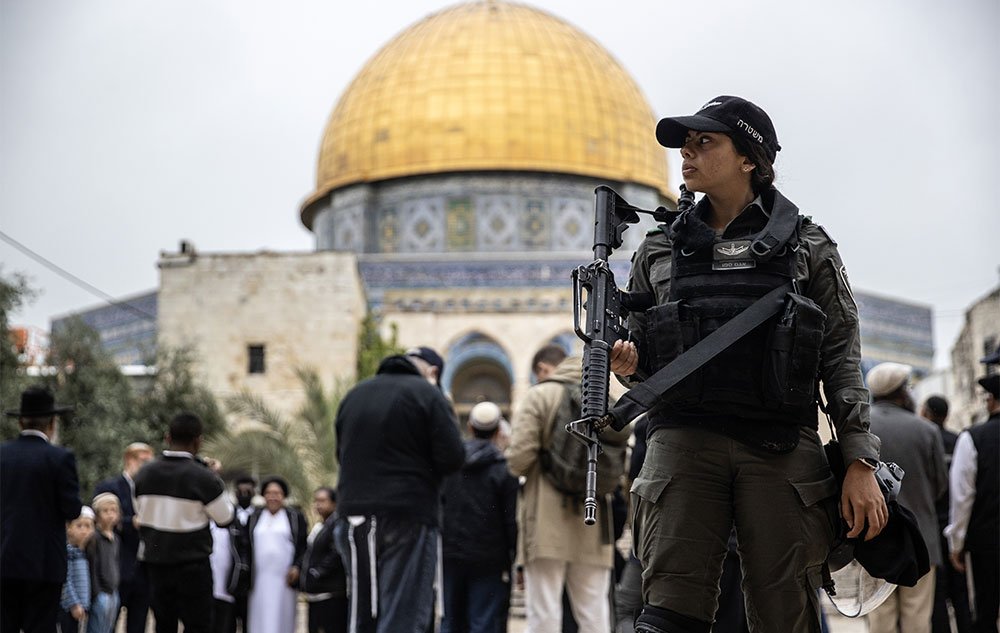 الصراع الفلسطيني الإٍسرائيلي: هوة واسعة بين آمال السلام وواقعه 1 Israeli police outside the Dome of the Rock in Jerusalem, April 11, 2023