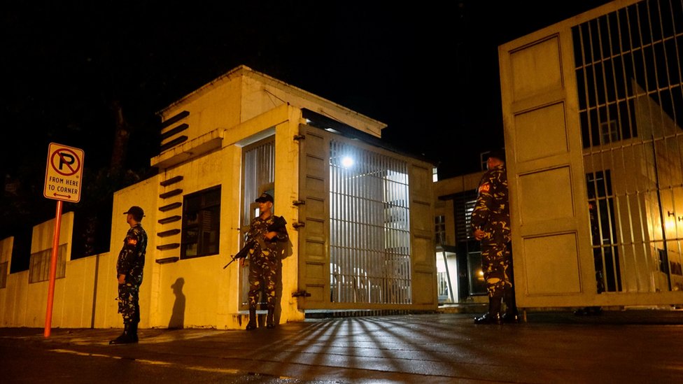Филиппинские солдаты охраняют правительственный объект после объявления военного положения