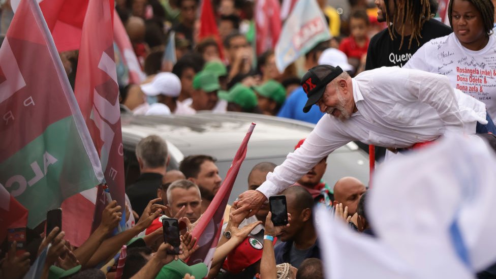 Em ato em Belford Roxo (RJ), Lula e parte dos apoiadores usaram branco, mas bandeiras vermelhas também ocupavam espaço