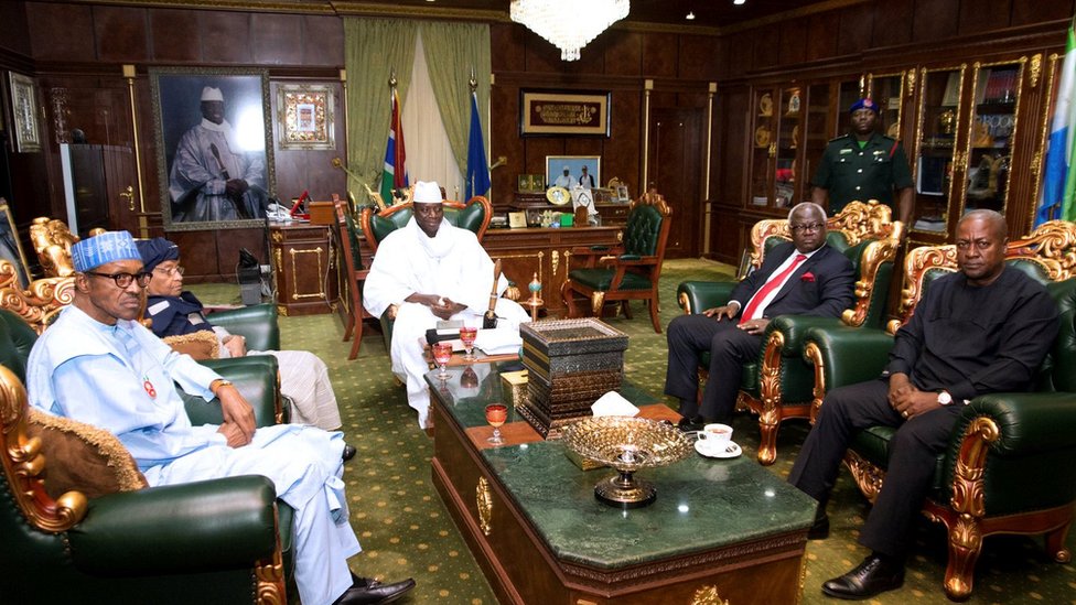 Президент Гамбии Яхья Джамме присутствует на встрече с делегацией лидеров Западной Африки во время посредничества в избирательном кризисе в президентском дворце в Банжуле, Гамбия, 13 декабря 2016 г.