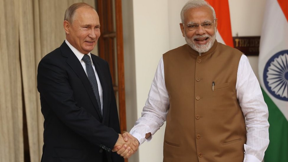 Премьер-министр Индии Нарендра Моди (справа) приветствует президента России Владимира Путина (слева) во время церемонии встречи 5 октября 2018 года в Нью-Дели, Индия. Владимир Путин находится с двухдневным государственным визитом в Индии.