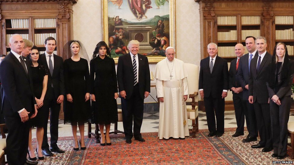Трамп со своими помощниками и папой.