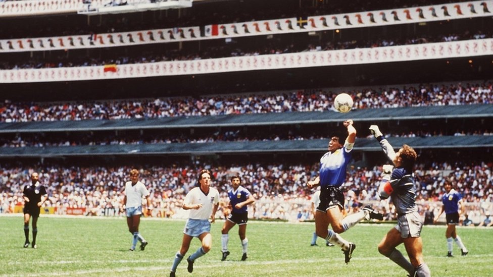 Maradona daje gol na Svetskom prvenstvu u Meksiku 1986.
