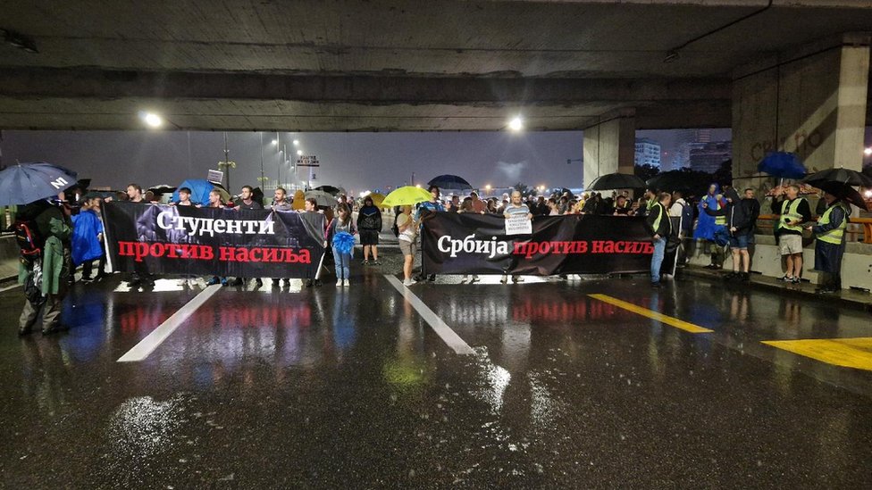 Srbija i politika: Protest „Srbija protiv nasilja" po pljusku u Beogradu, nova blokada međunarodnog autoputa 2 protest Srbija protiv nasilja