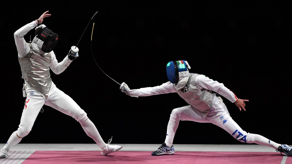 張家朗（左）與尼埃萊·加羅佐（右）在東京奧運男子花劍金牌賽上（26/7/2021）