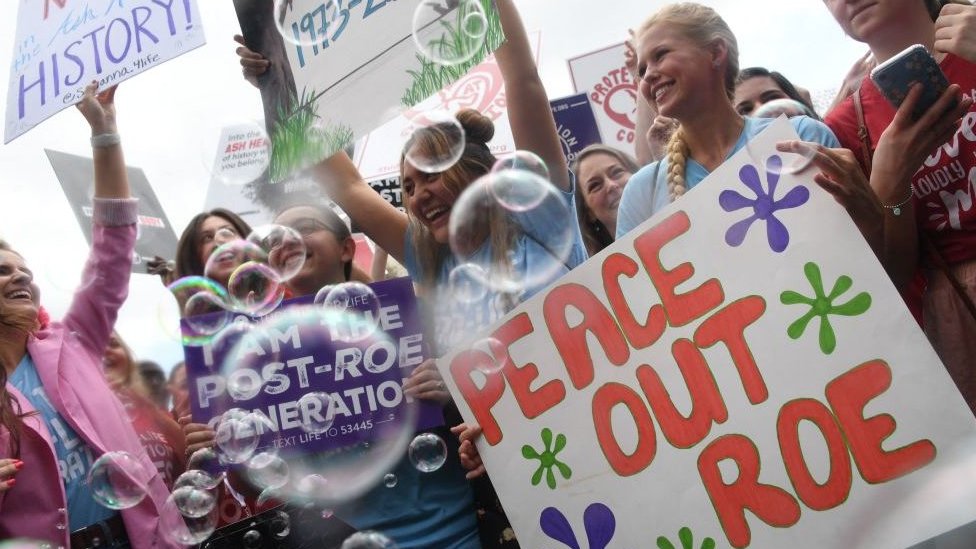 مناهضون للإجهاض يحتفلون بقرار المحكمة العليا بإلغاء حكم "رو ضد ويد"