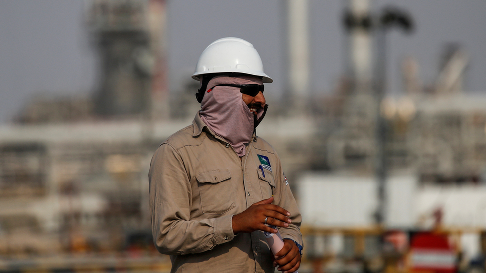 Un trabajador en una planta de Saudi Aramco.