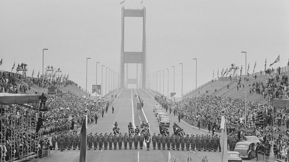 Королева Елизавета II открыла первый мост Северн в 1966 году