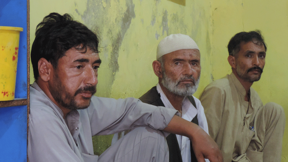 Ghulam Mohammad (izq) y Fida Hussain (centro)