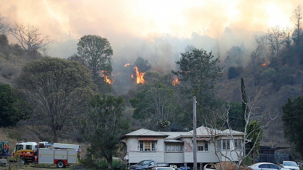 Лесной пожар возле дома в сельском городке Канунгра в регионе Живописный край на юго-востоке Квинсленда, Австралия, 6 сентября 2019 г.