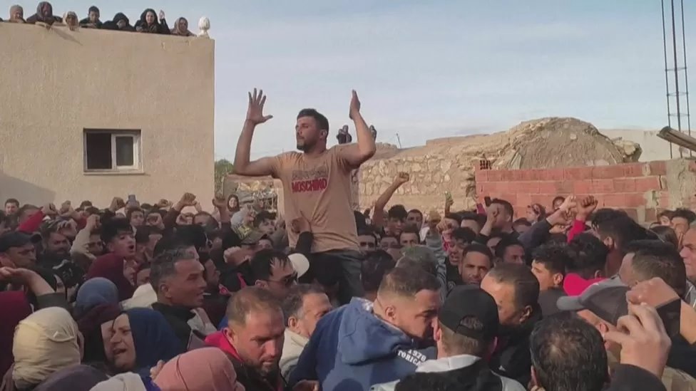 تظاهرات غاضبة أثناء حمل نعش اللاعب التونسي نزار عيساوي