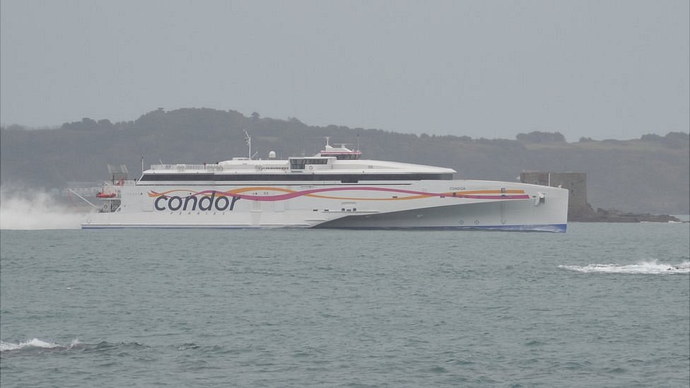 Condor Liberation проезжает мимо Herm, направляясь к гавани Сент-Питер-Порт на острове Гернси