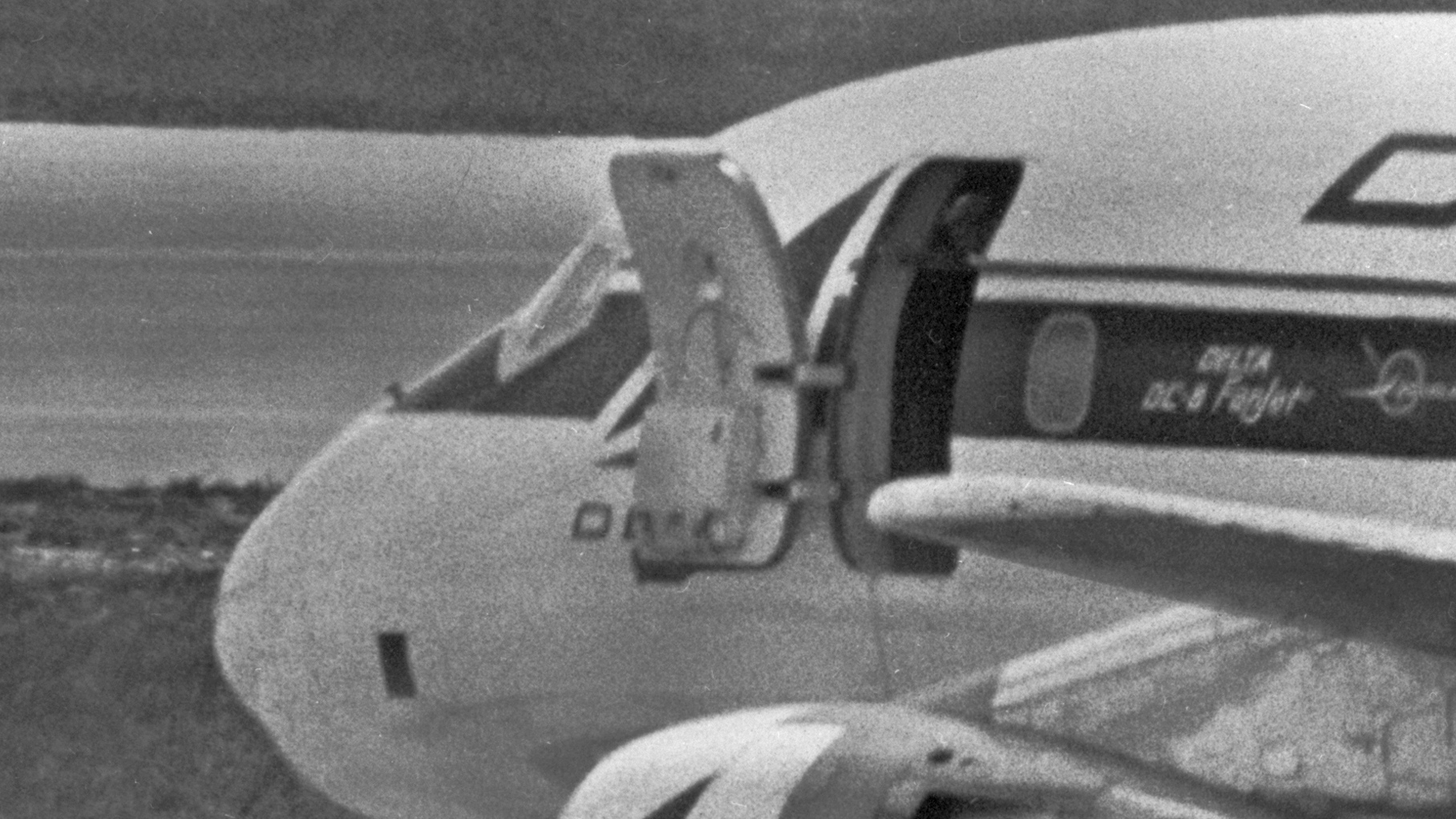 Мелвин Макнейр в дверях самолета DC8 авиакомпании Delta 31 июля 1972 года