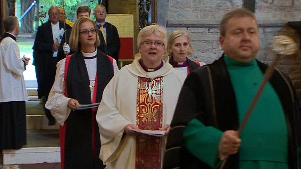 Епископ Джун Осборн за несколько минут до того, как она была приведена к присяге в качестве епископа Лландаффа