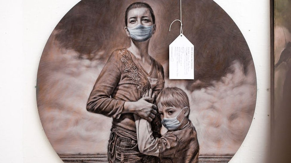 Мать и ребенок в маске для лица