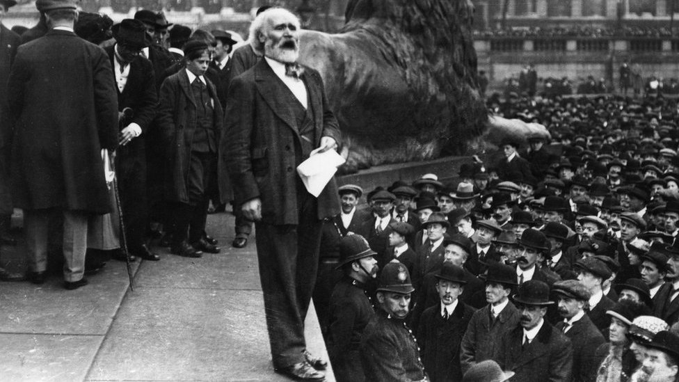 Кейр Харди (1856-1915), выступая на митинге суфражисток на Трафальгарской площади в Лондоне.