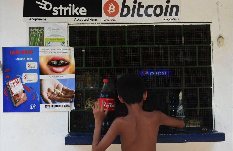 Niño comprando con bitcoin
