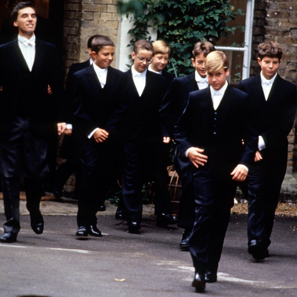 El príncipe William con sus compañeros vestidos con el uniforme de Eton en su primer día de clases el 7 de septiembre de 1995.