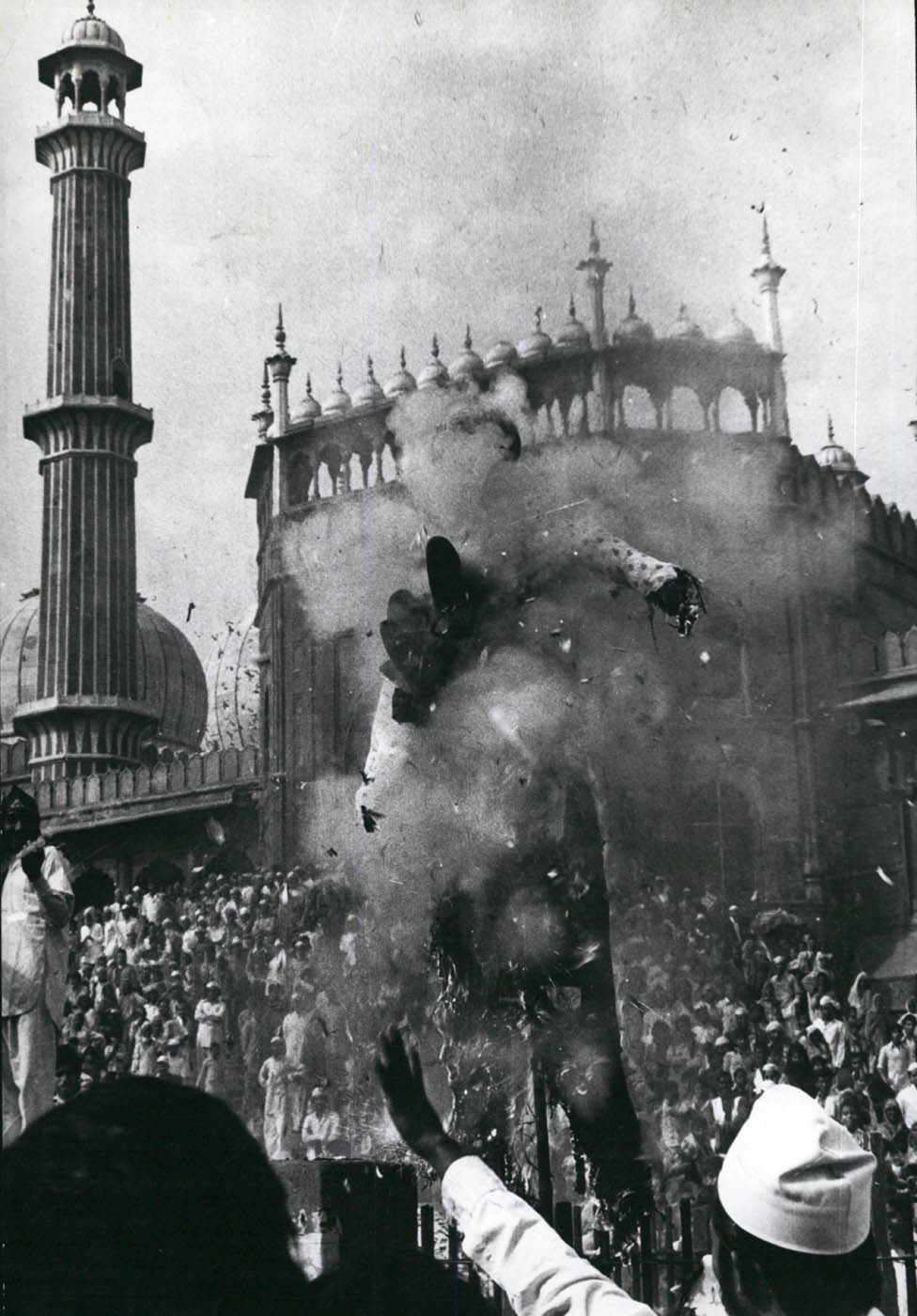 Manifestantes ante la Gran Mezquita queman una efigie en protesta contra la toma del edificio.