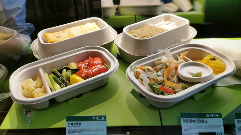 Мясные блюда на растительной основе можно будет купить в магазине Starbucks 22 апреля 2020 года в Шанхае, Китай. Starbucks запустила мясное меню на растительной основе в Китае