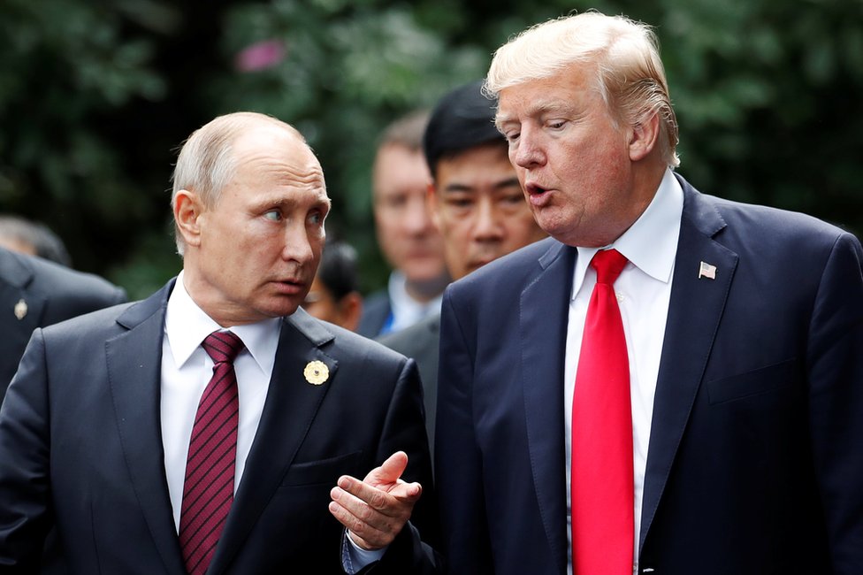 Russian President Vladimir Putin (L) with US President Donald Trump in Danang, 11 November