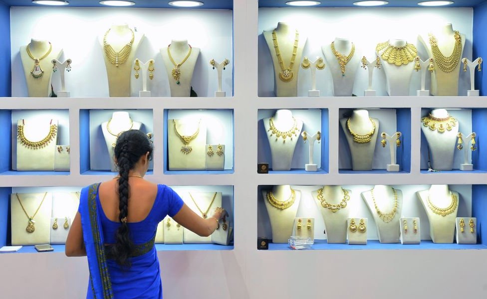 Seorang pegawai toko perhiasan di India