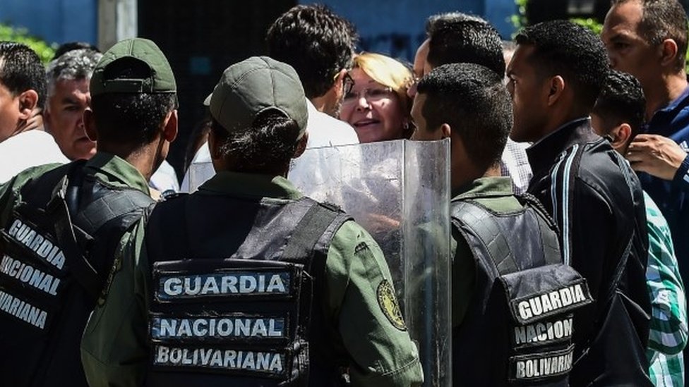 Главный прокурор Венесуэлы Луиза Ортега (в центре) окружена людьми и национальной гвардией во время визита в прокуратуру Каракаса 5 августа 2017 г.