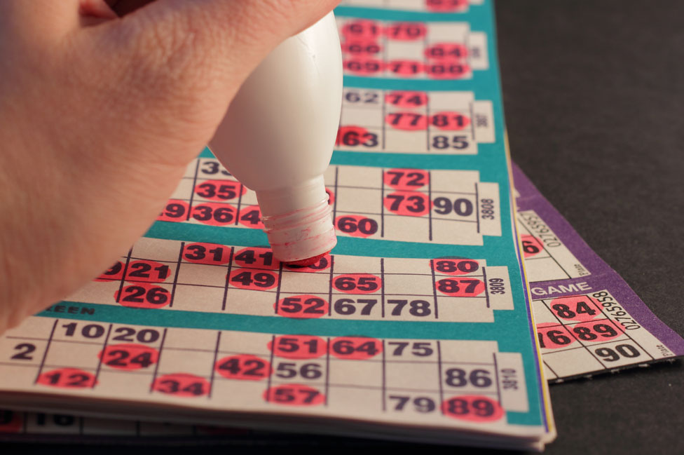 Una persona marcando una tarjeta de bingo con un marcador