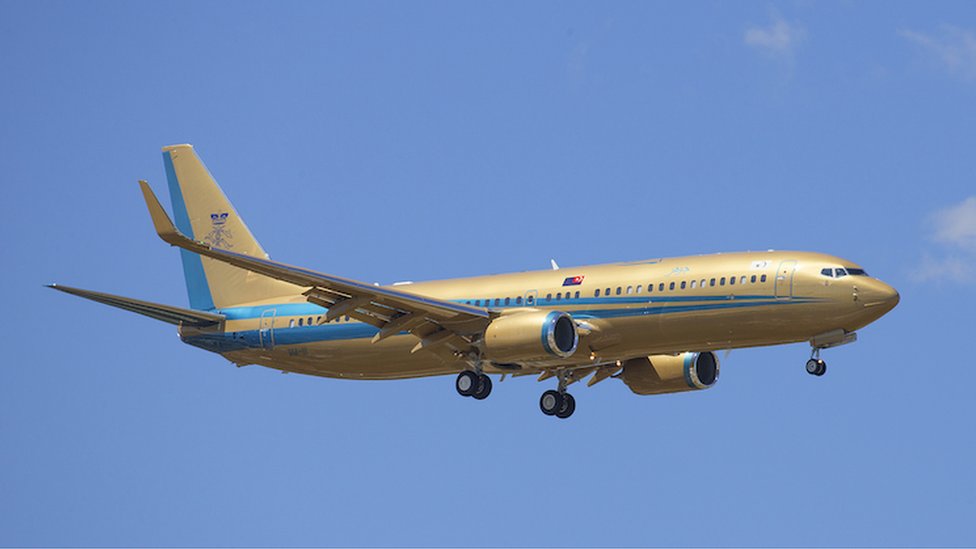 Боинг 737, покрашенный в золотой цвет