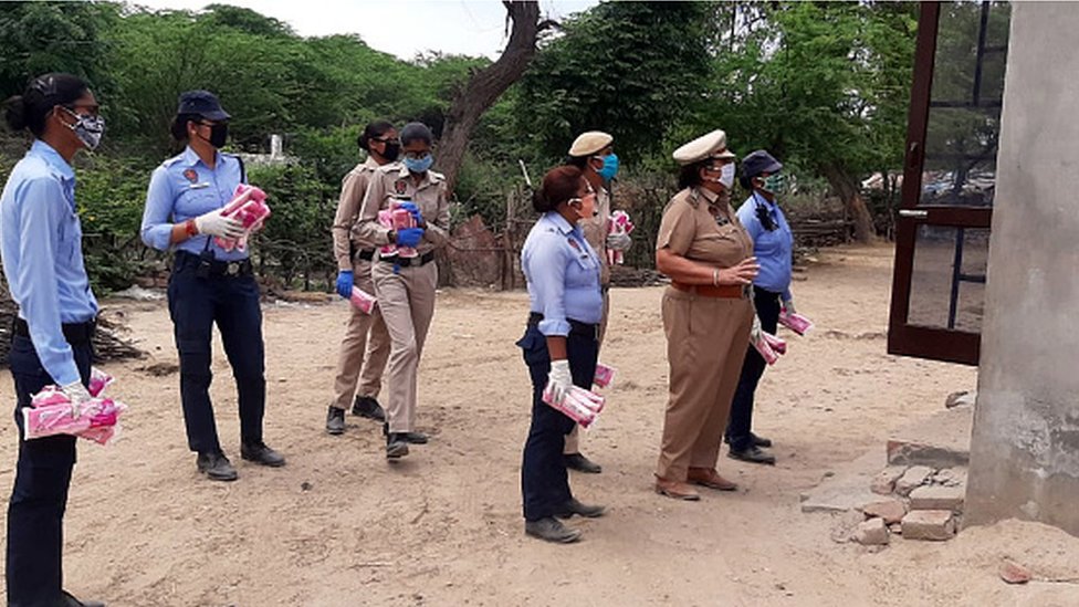 Сотрудники полиции Пенджаба раздают гигиенические прокладки во время карантина 11 апреля 2020 года в Батинде