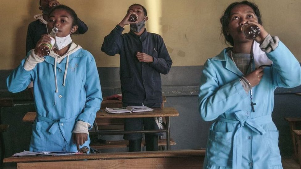 Ученики школы Антананариву пьют Covid-Organics