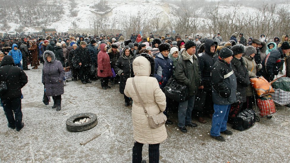 Черга на блокпосту Станиця Луганська