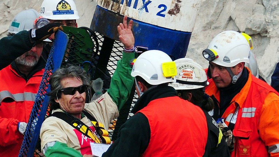 Uno de los mineros sale de la cápsula en la que fue rescatado en Chile en 2010.