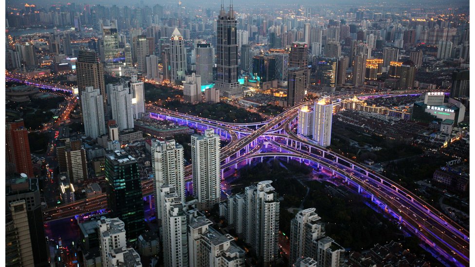 Раздаточный снимок, опубликованный Шанхайским тихоокеанским институтом международной стратегии 14 апреля 2010 г. и сделанный 28 марта 2010 г., показывает ночной вид с воздуха на горизонт нового финансового района Шанхая вдоль реки Хуанг Пу в Шанхае, Китай.