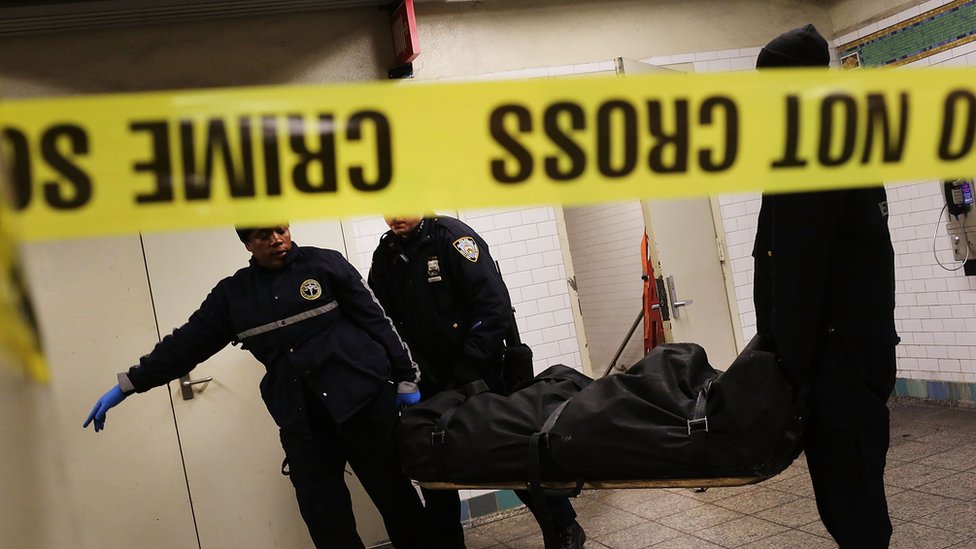 Los servicios de emergencia retiran el cuerpo de un suicida del metro de Nueva York. Retirada del cuerpo de un suicida del metro de Nueva York.