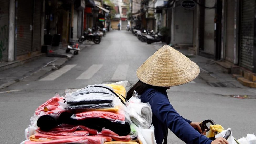 Warga naik sepeda di Vietnam.
