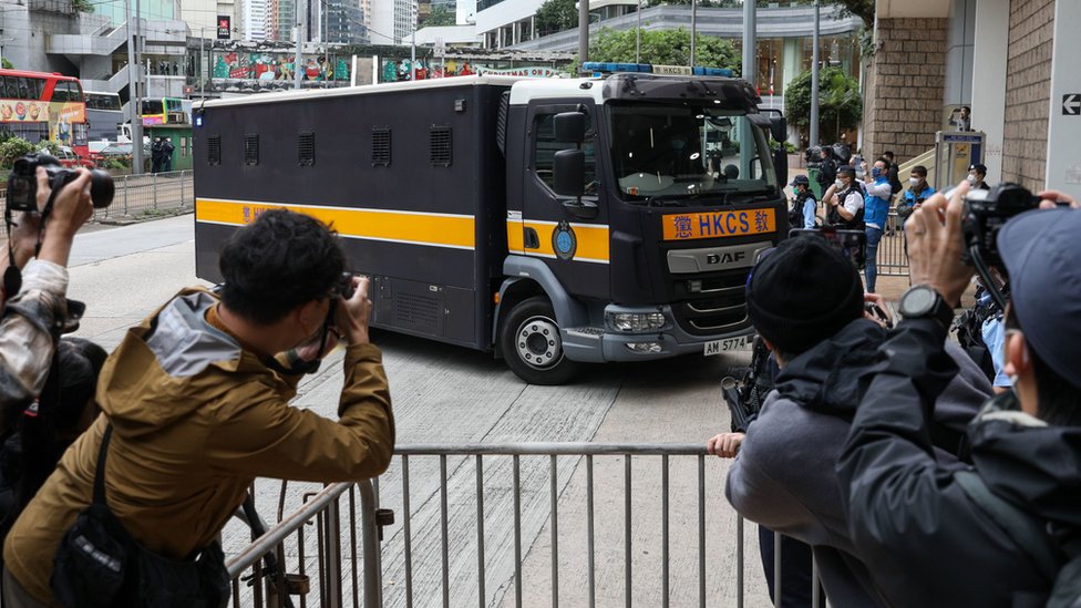 據信接載黎智英的囚車抵達香港高等法院（1/12/2022）