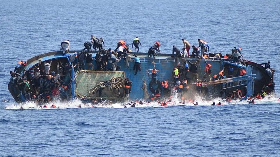قارب مكتظ بالمهاجرين ينقلب في عرض البحر المتوسط