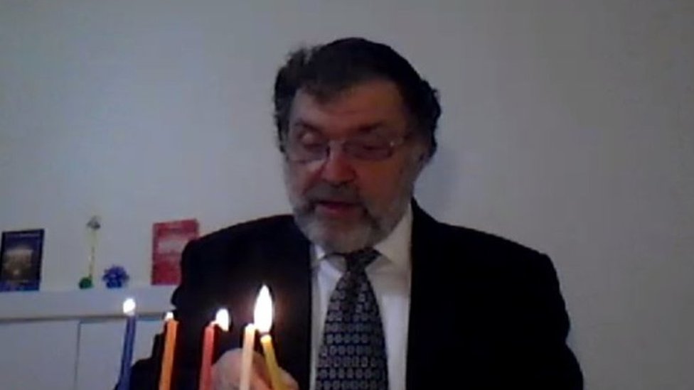 Преподобный Дэвид Кейл зажигает свечи