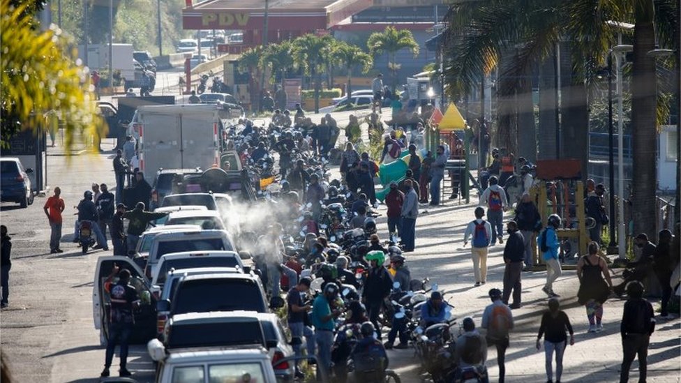 Люди видны возле машин, стоящих в очереди для заправки бензина в Сан-Антонио, недалеко от Каракаса, Венесуэла 9 сентября 2020 г.