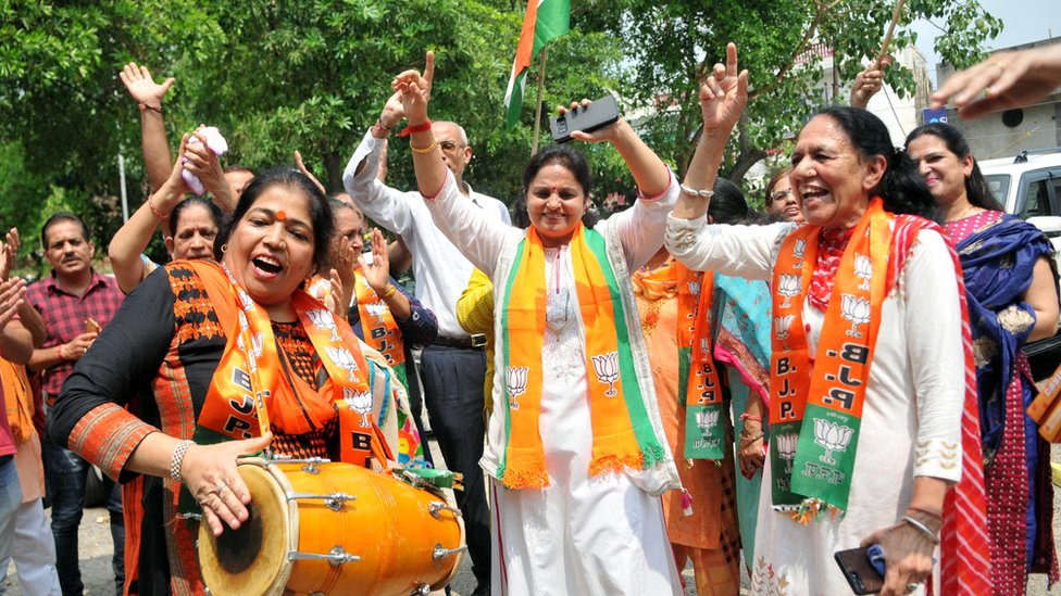 Сторонники BJP празднуют после того, как министр внутренних дел Союза Амит Шах внес предложение об удалении статьи 370 в штате 5 августа 2019 года в Джамму, Индия.