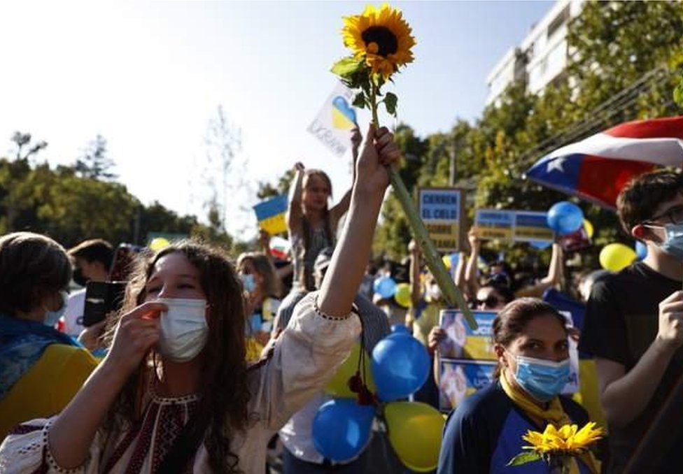 在智利聖地亞哥，抗議者手持烏克蘭國花向日葵參加抗議集會
